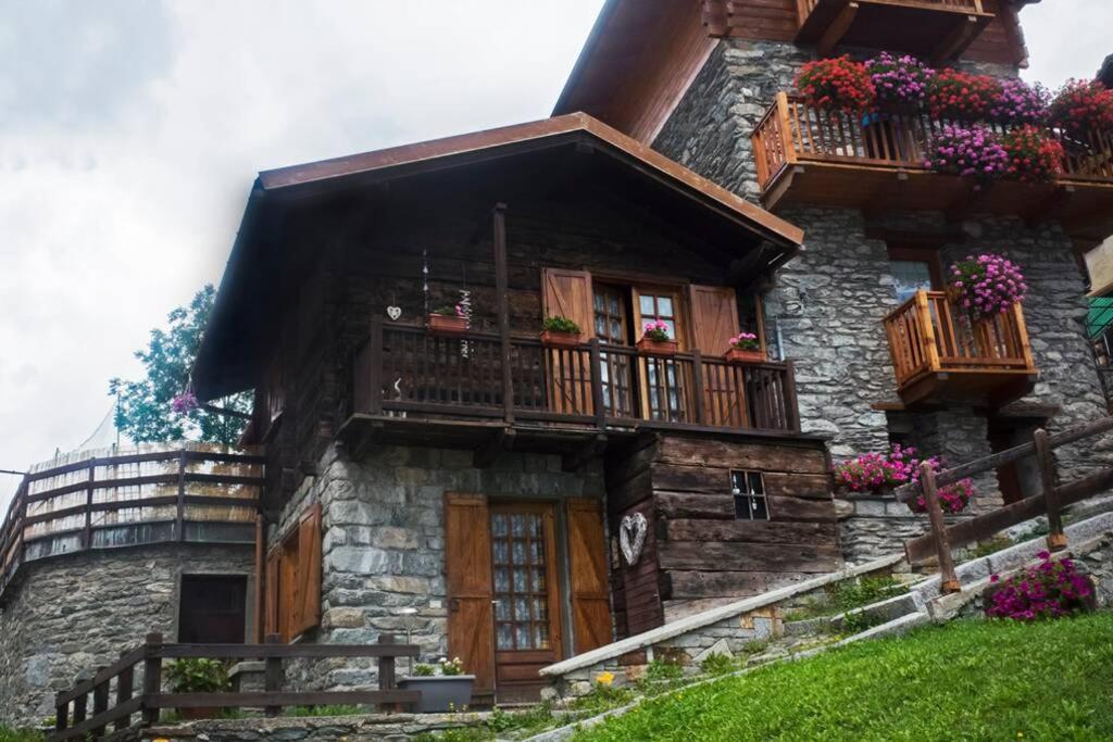 Chalet indipendente in centro a Valtournenche Esterno foto