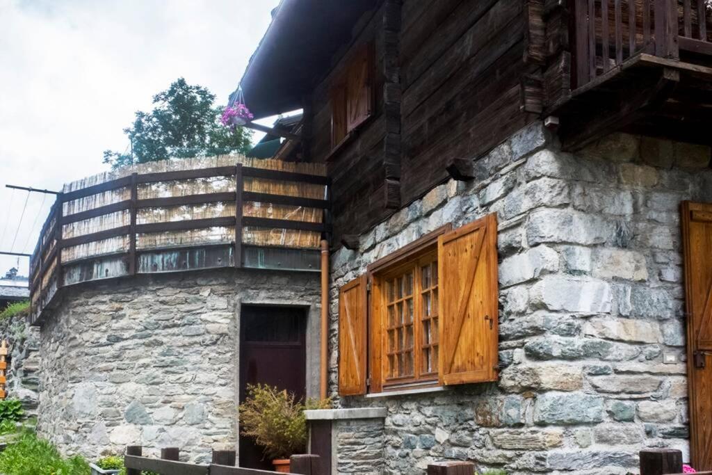 Chalet indipendente in centro a Valtournenche Esterno foto